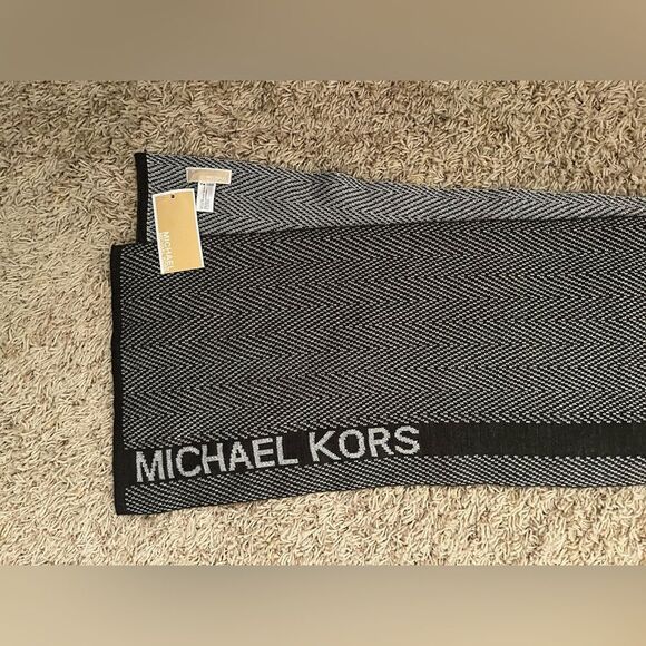 NWT Michael Kors Scarf NEW Black/Gray Sparkle NEW - Picture 3 of 3